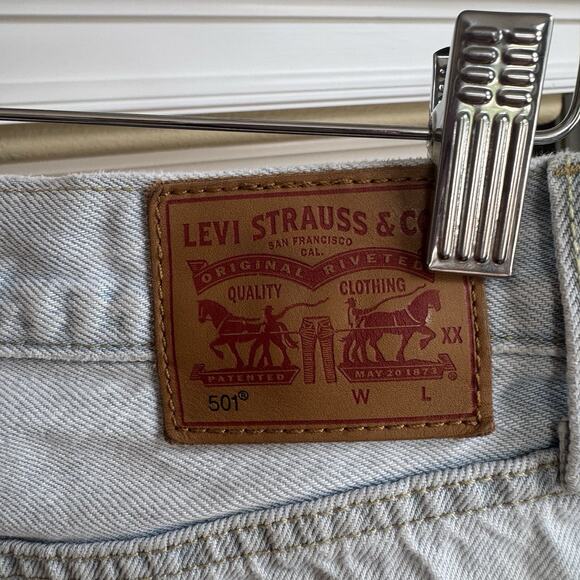 Levi's Womens 501 Jean Shorts Size 26 Button Fly Denim Light Wash Blue - Picture 6 of 6